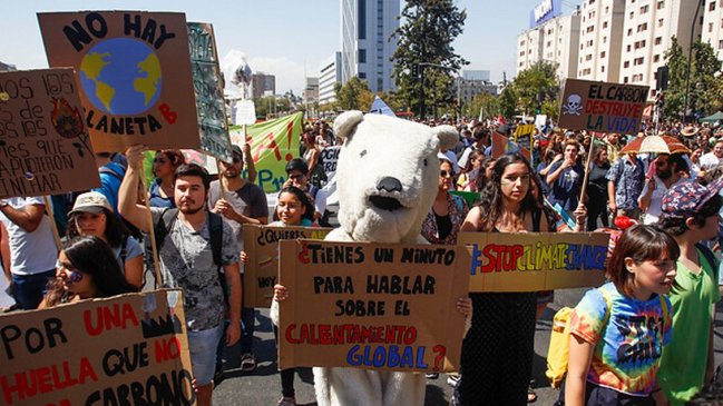 Manifestantes marchan contra el cambio climático