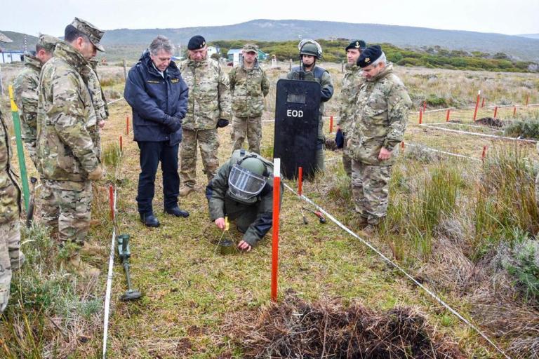 Ministro de Defensa inspeccionó desminado en Magallanes