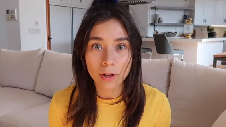 Escándalo por youtuber vegana que fue captada comiendo pescado