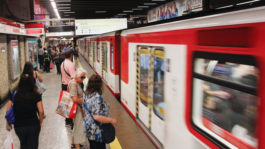Metro de Santiago enfrentó tres incidentes que afectaron servicio este lunes