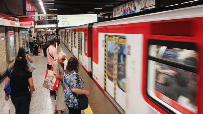 Metro de Santiago enfrentó tres incidentes que afectaron servicio este lunes