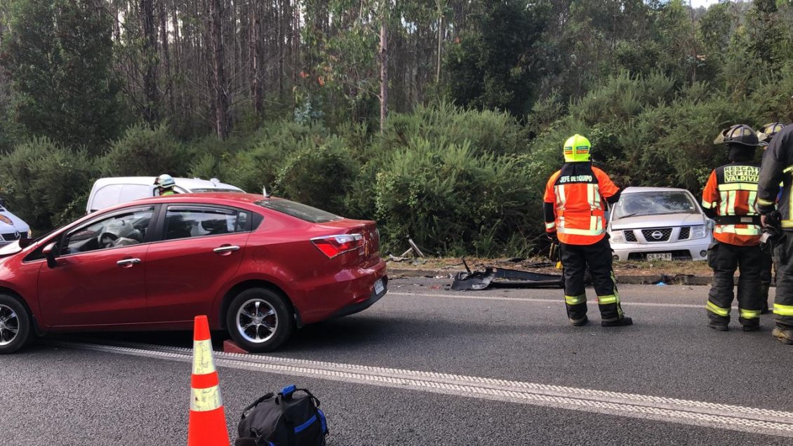 Dos personas con lesiones graves tras colisión múltiple en ruta entre Valdivia y Paillaco