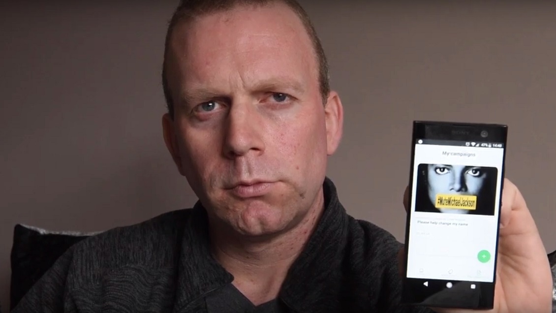 Fanático que cambió su nombre a Michael Jackson quiere volver a como se llamaba antes