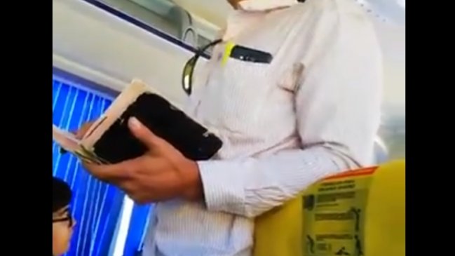 Hombre se subió a leer la biblia a un bus y provocó la molestia de pasajeros