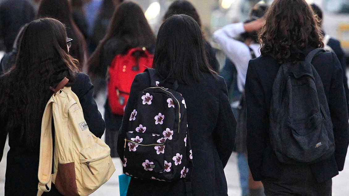 Colegios implementan chip en mochilas para monitorear asistencia de estudiantes