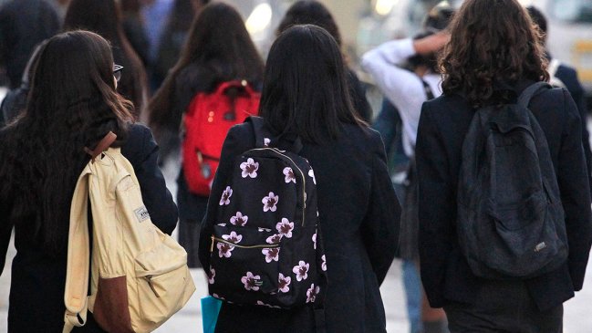 Colegios implementan chip en mochilas para monitorear asistencia de estudiantes