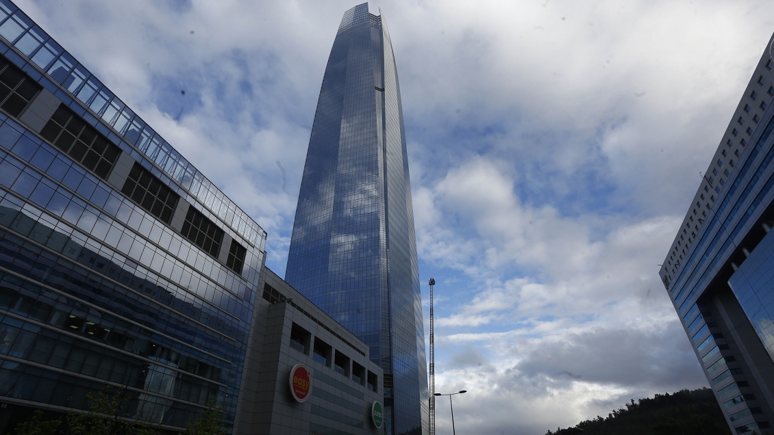 Investigan amenaza de tiroteo en el Costanera Center