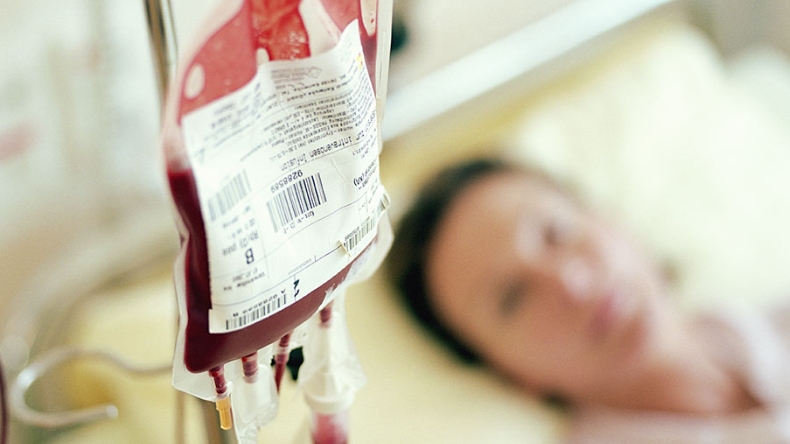 Mujer testigo de Jehová rechazó transfusión de sangre y está grave