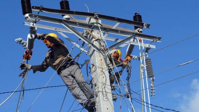 Punta Arenas: Trabajadores fueron agredidos al querer cortar conexión ilegal de luz