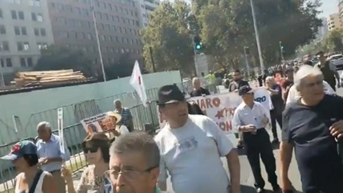 Familiares de detenidos desaparecidos protestan frente a La Moneda, en medio del Prosur