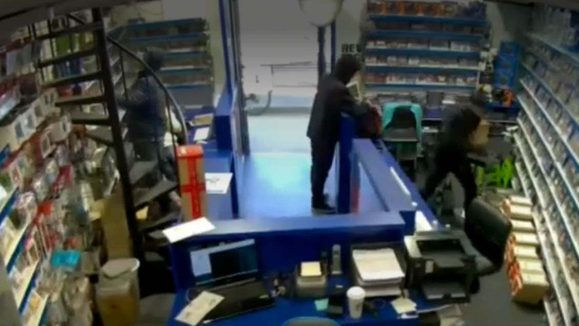 Detienen a dos primos de Esteban Paredes por robo a tienda de videojuegos