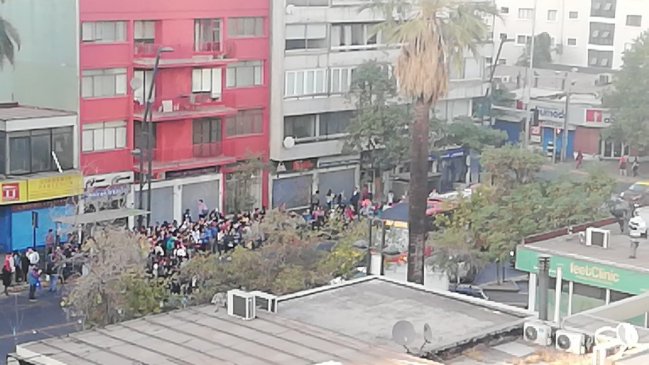 Pasajeros cortan el tránsito en Providencia en protesta por baja frecuencia del Transantiago