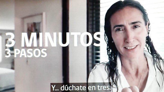 Ministra Schmidt se metió a la ducha para campaña del Gobierno por cuidado del agua
