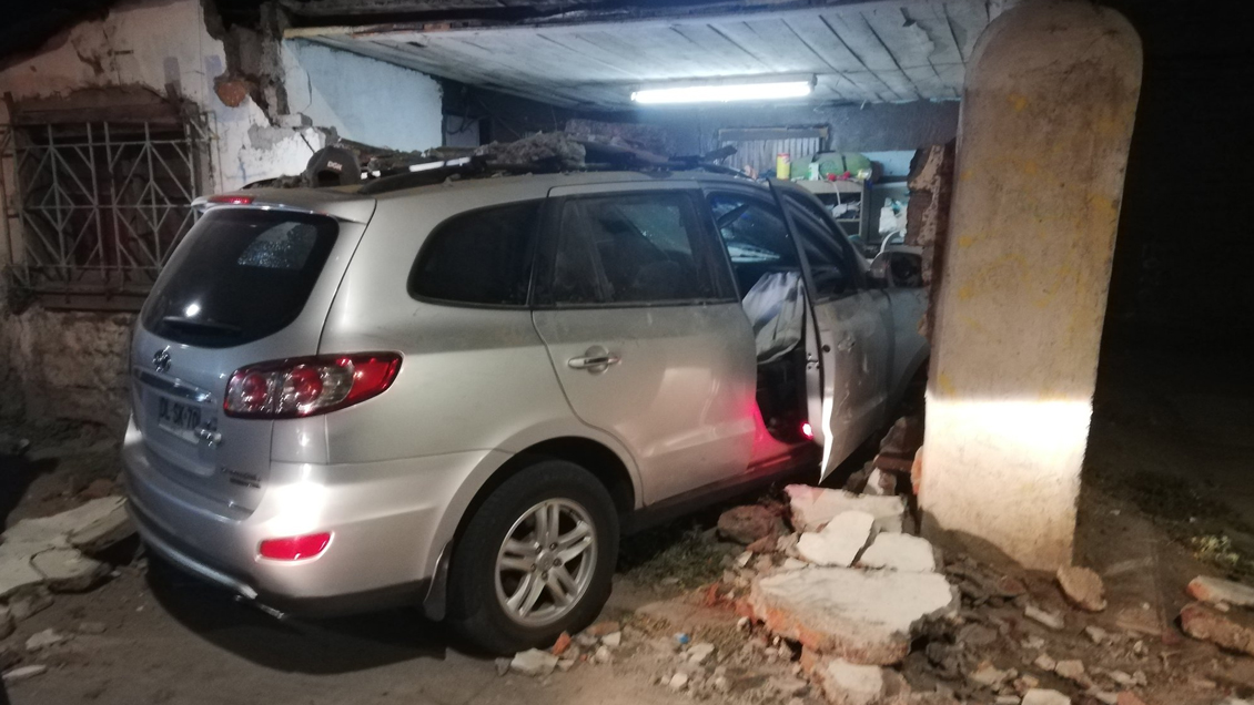 Estación Central: Auto terminó incrustado en una casa tras persecución policial