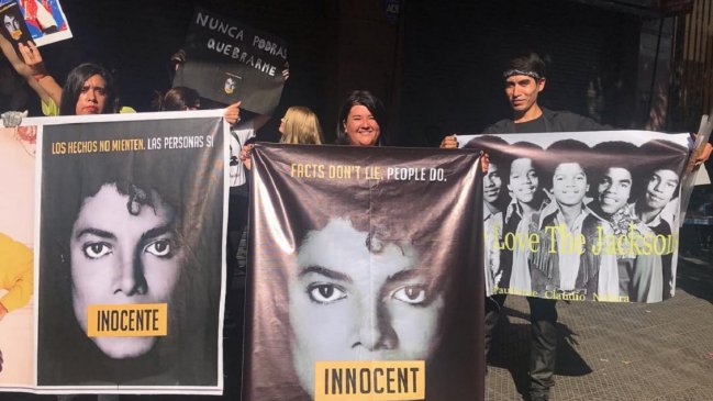 Fanáticos chilenos claman inocencia de Michael Jackson afuera del Teatro Caupolicán