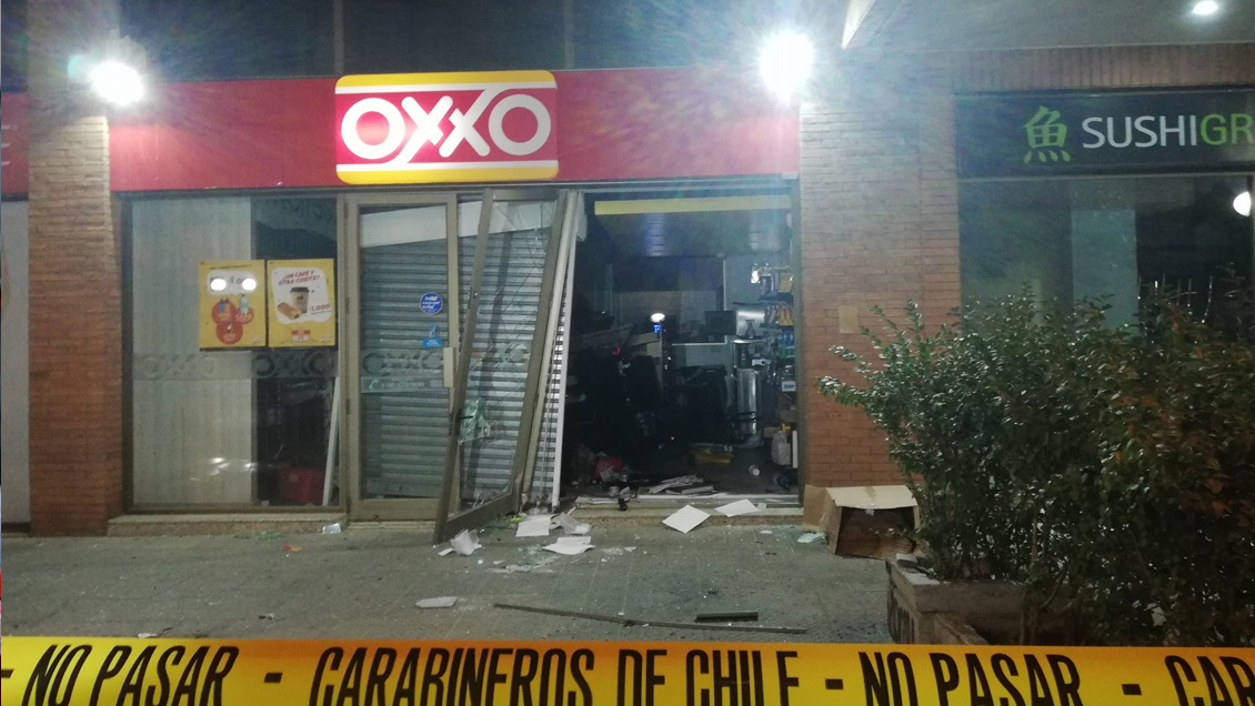 Delincuentes robaron dos minimarkets en Providencia con el método del 