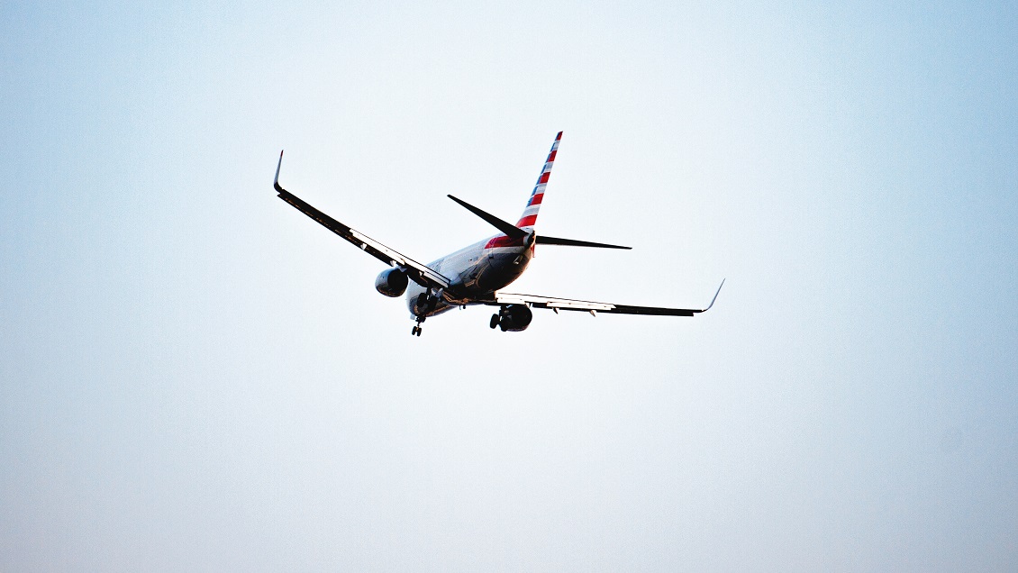 Pasajero de avión orinó en la maleta de una mujer en pleno vuelo