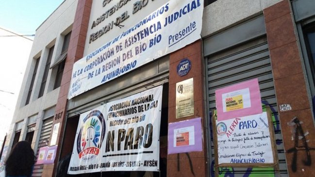 Trabajadores de la Corporación de Asistencia Judicial realizan paro nacional