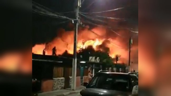 Incendio afectó a varias viviendas en La Legua Emergencia