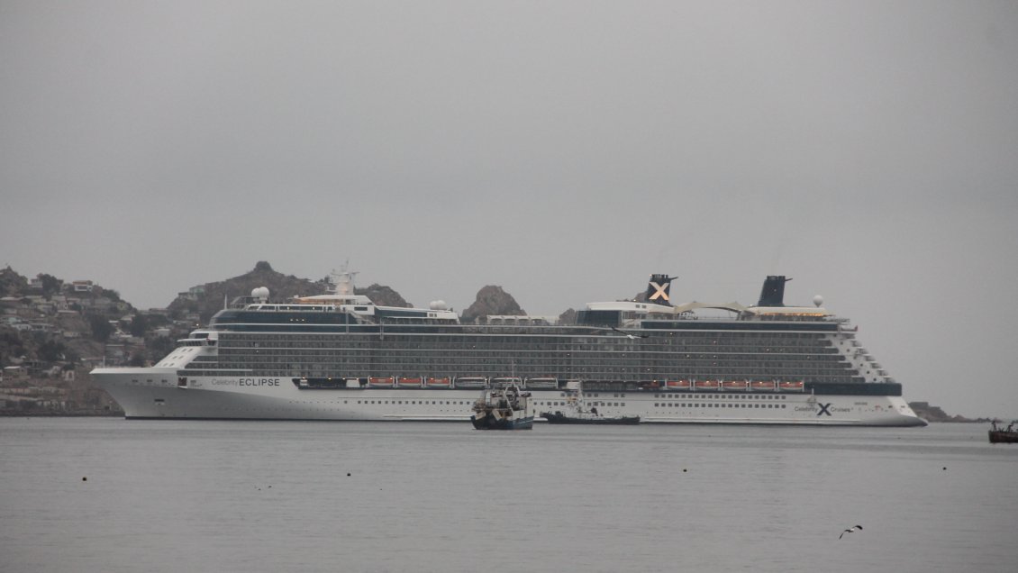 Crucero Celebrity Eclipse recaló en el puerto de Coquimbo