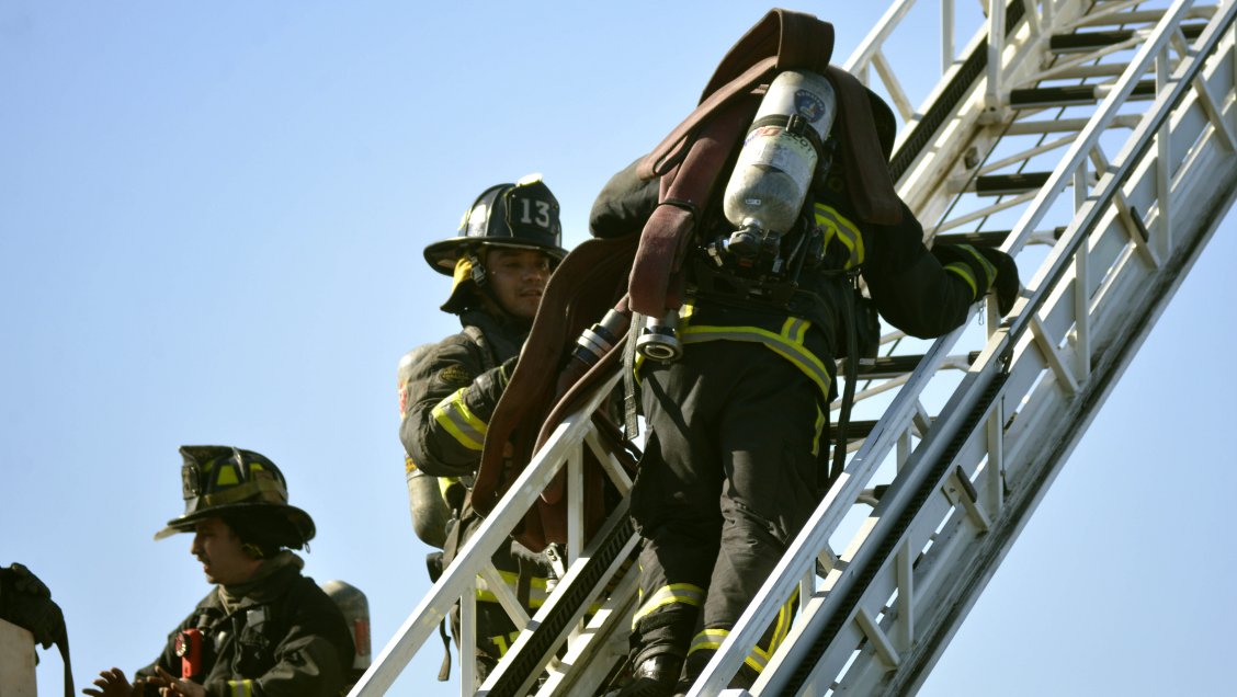 Bomberos trabaja en incendio en Maipú: Un centenar de evacuados