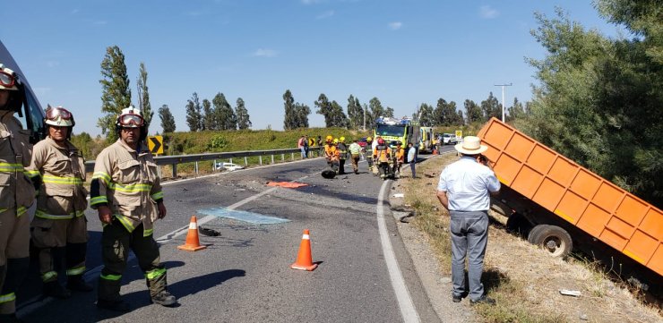 Ñuble: Un muerto y dos lesionados dejó choque frontal de camión y automóvil