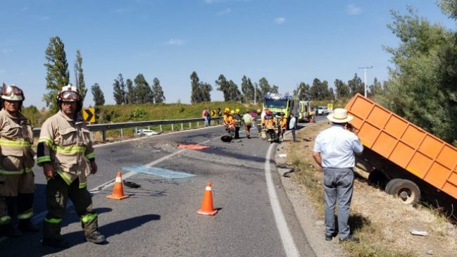 Ñuble: Un muerto y dos lesionados dejó choque frontal de camión y automóvil