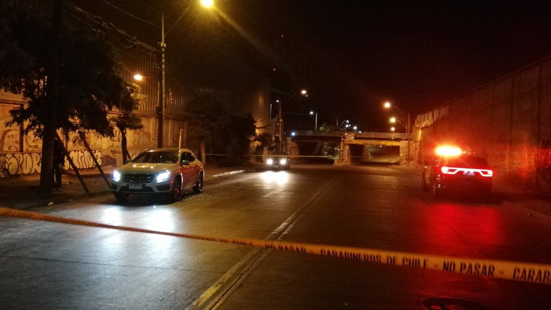 Delincuentes dispararon a una mujer para intentar robarle su auto en Santiago