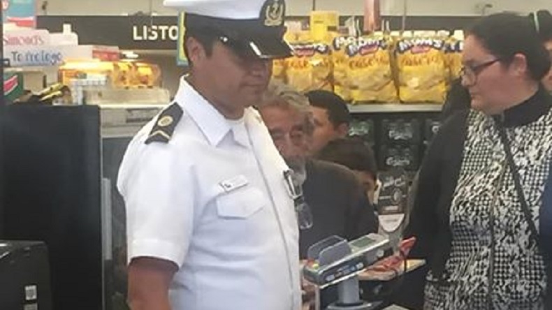 Emotivo gesto de un marino con un hombre en situación de calle es aplaudido en redes