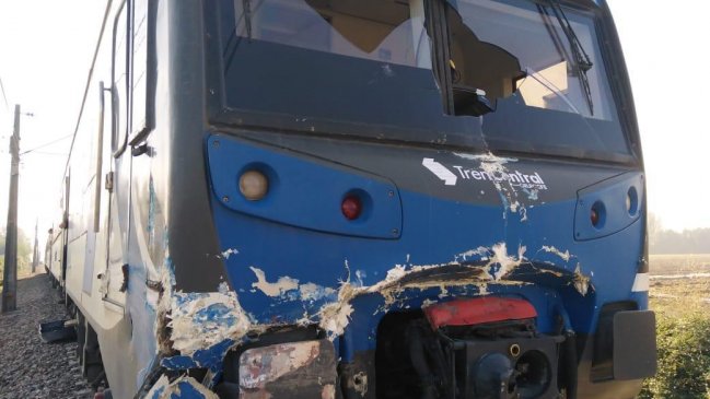 Tren de pasajeros chocó con remolque de un camión en cruce no regulado de Teno