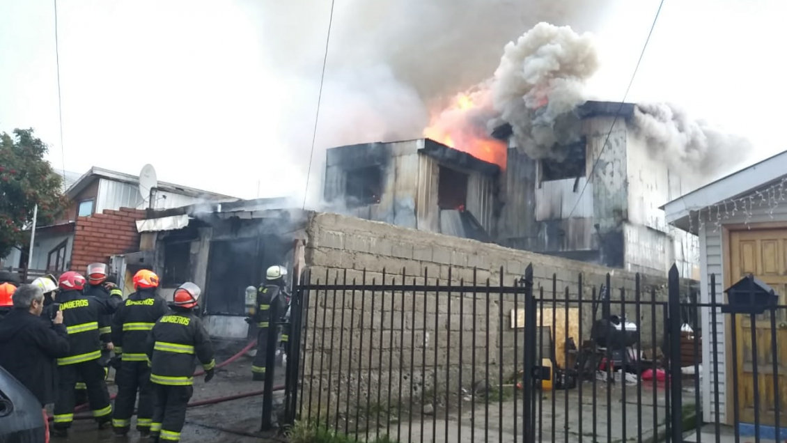 Incendio consumió dos viviendas y un vehículo en Punta Arenas