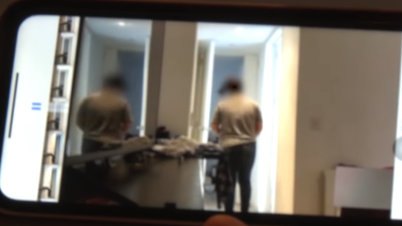 Sospechaban que asesora del hogar les robaba y la grabaron en el acto