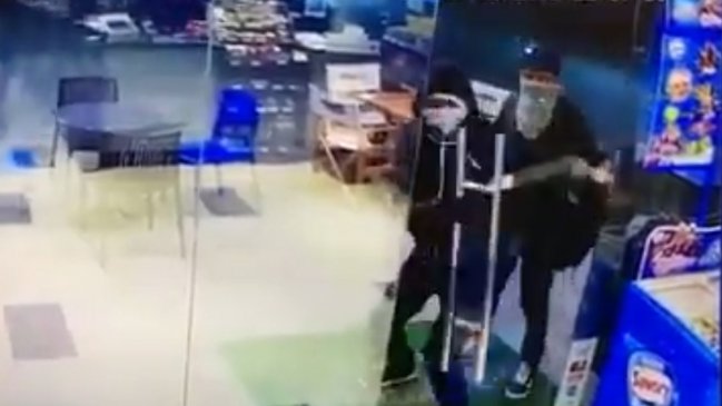 Tres detenidos, incluidos dos menores, tras robo a servicentro en Lo Espejo