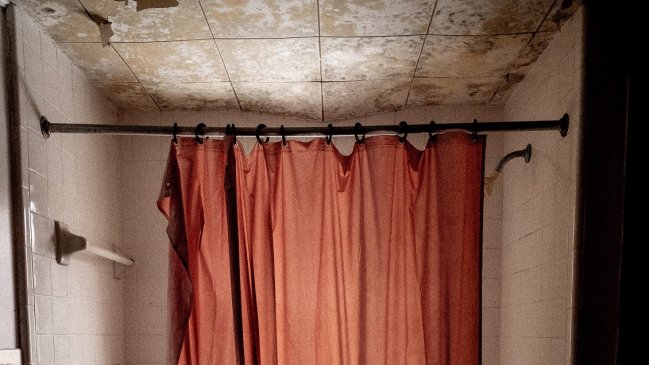 Niña murió electrocutada en la ducha: Su padrastro también falleció al intentar salvarla