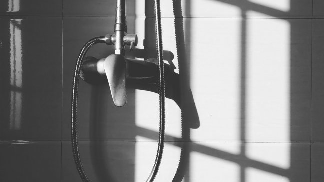 Mujer se estaba duchando y descubrió una cámara oculta que la grababa