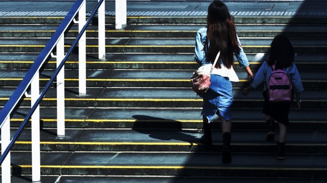 Niñera permitía que la niña que cuidaba fuera abusada por un anciano