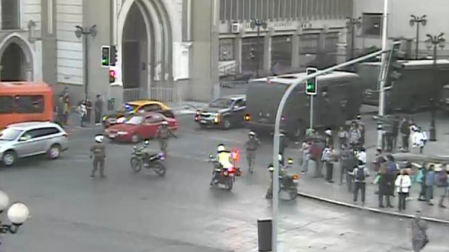 Incidentes entre secundarios y Carabineros en alrededores del Liceo de Aplicación