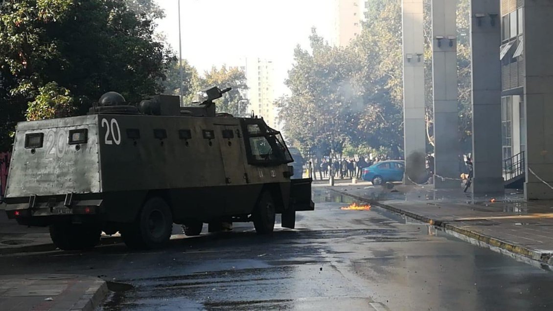 Por segundo día consecutivo instalan barricadas en el centro de Santiago