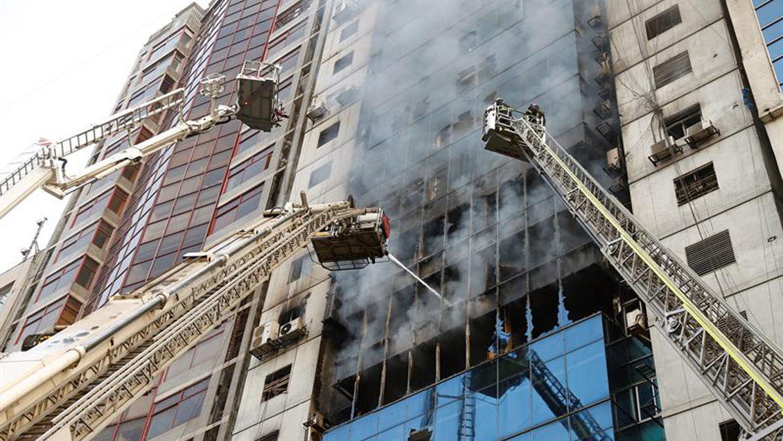 Al menos 25 muertos por incendio en rascacielos de Bangladesh