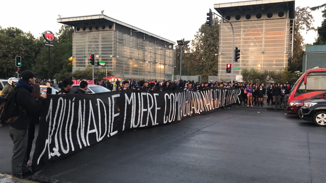 Estudiantes del INBA realizan velatón por Día del Joven Combatiente
