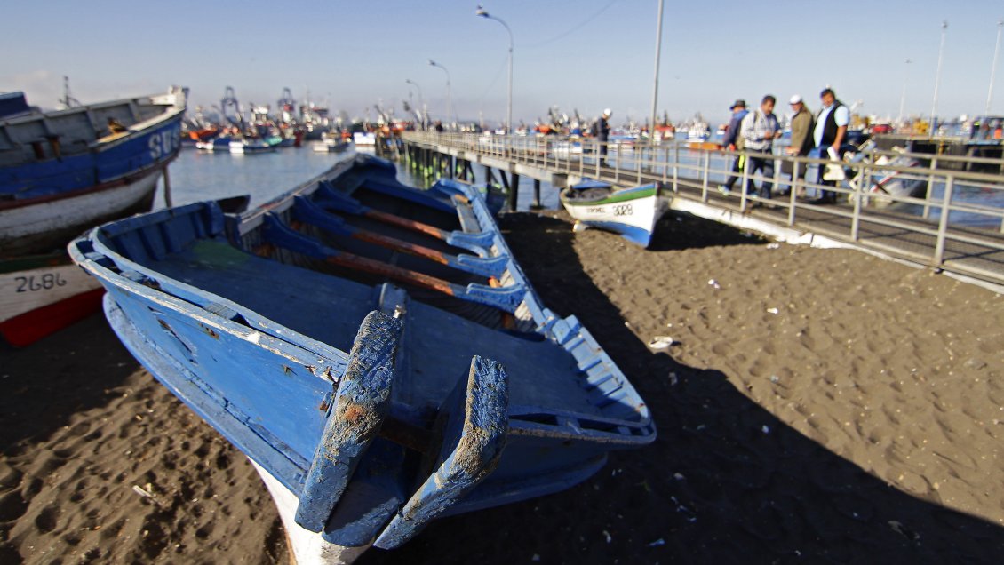 Lebu: Buscan a dos pescadores desaparecidos tras volcamiento de lancha