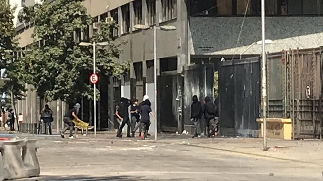 Estudiantes del Instituto Nacional se enfrentan con Carabineros en el Día del Joven Combatiente