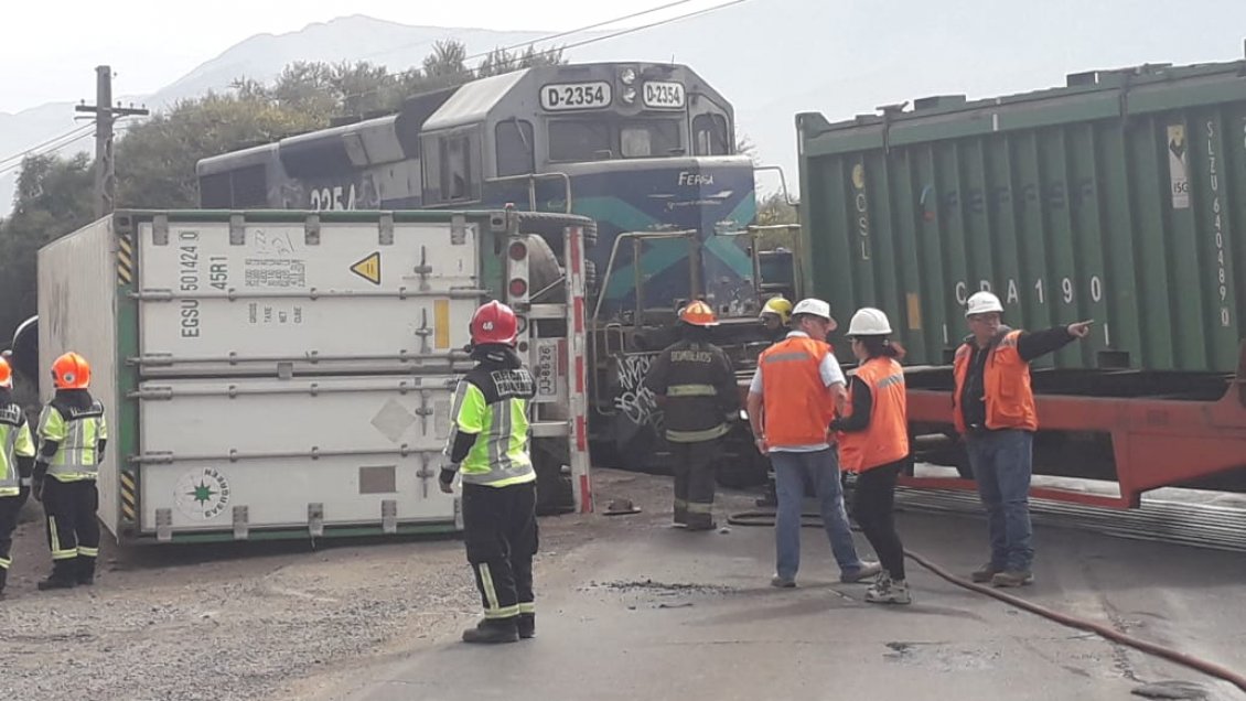 Tren con concentrado y camión colisionan en San Felipe