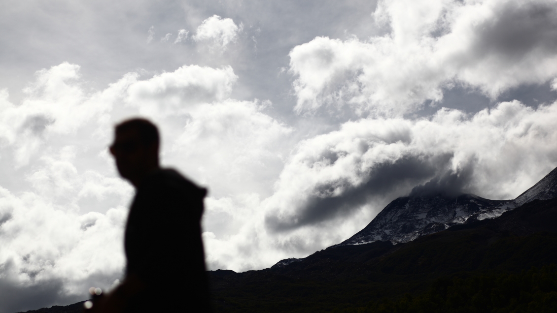 Intenso operativo aéreo para rescatar a excursionista lesionado en Volcán Llaima