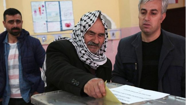 Dos muertos y 50 heridos por incidentes en elecciones municipales de Turquía