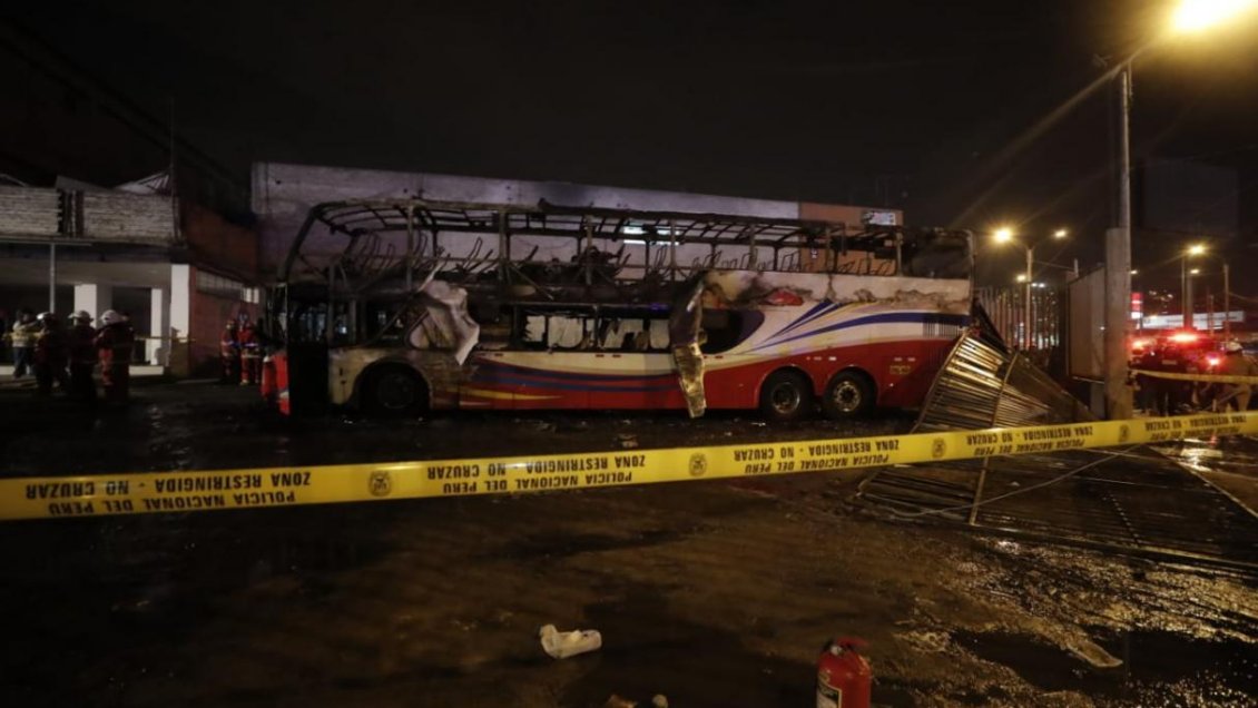 Al menos 16 muertos y siete heridos al incendiarse un autobús en Lima