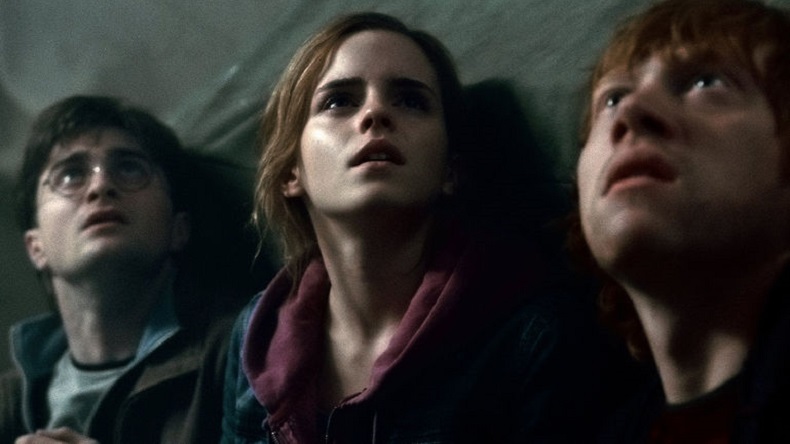 Curas quemaron libros de 