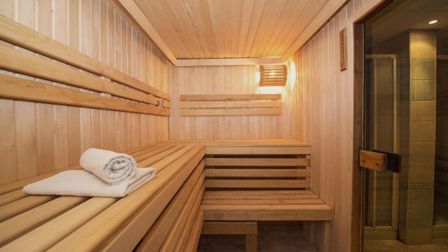 Suecia: Policía se relajaba en un sauna cuando reconoció y arrestó a un criminal prófugo