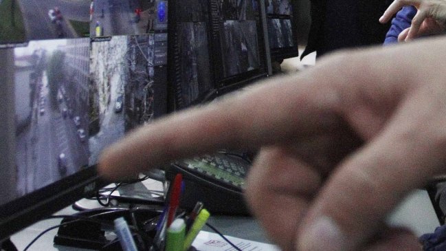 Habló mujer captada besándose por cámara de vigilancia: Me destruyeron a mí y a mi familia