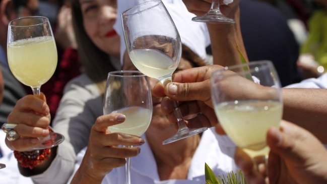 Ministro Larraín no descartó alza de impuesto a alcoholes